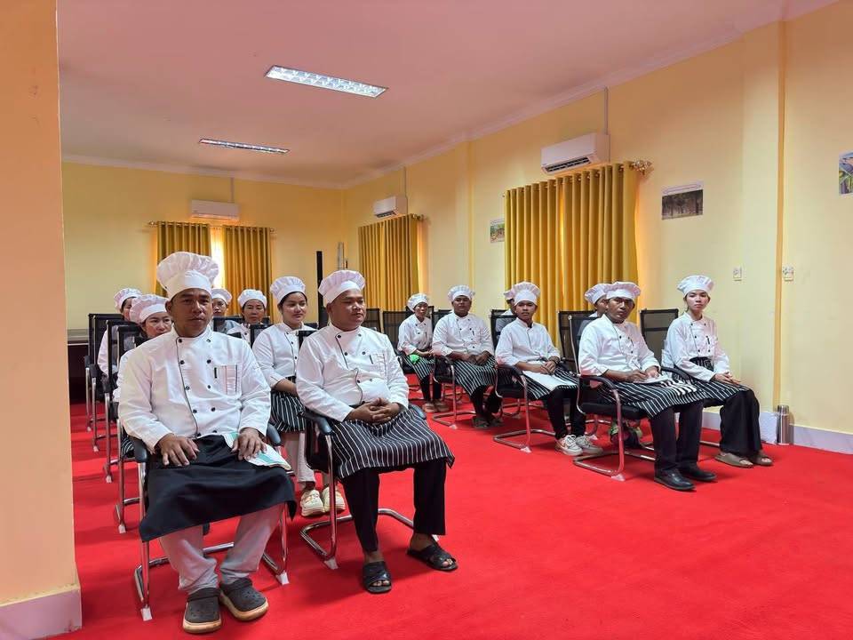 The Stung Treng Provincial Department of Tourism, funded by Swisscontact, successfully concluded a comprehensive vocational training program in Cooking.