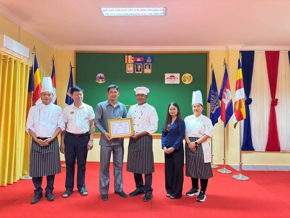 The Stung Treng Provincial Department of Tourism, funded by Swisscontact, successfully concluded a comprehensive vocational training program in Cooking.