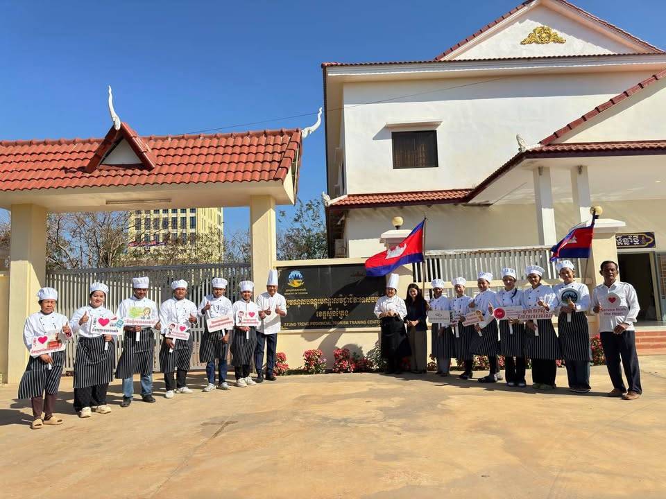The Stung Treng Provincial Department of Tourism, funded by Swisscontact, successfully concluded a comprehensive vocational training program in Cooking.
