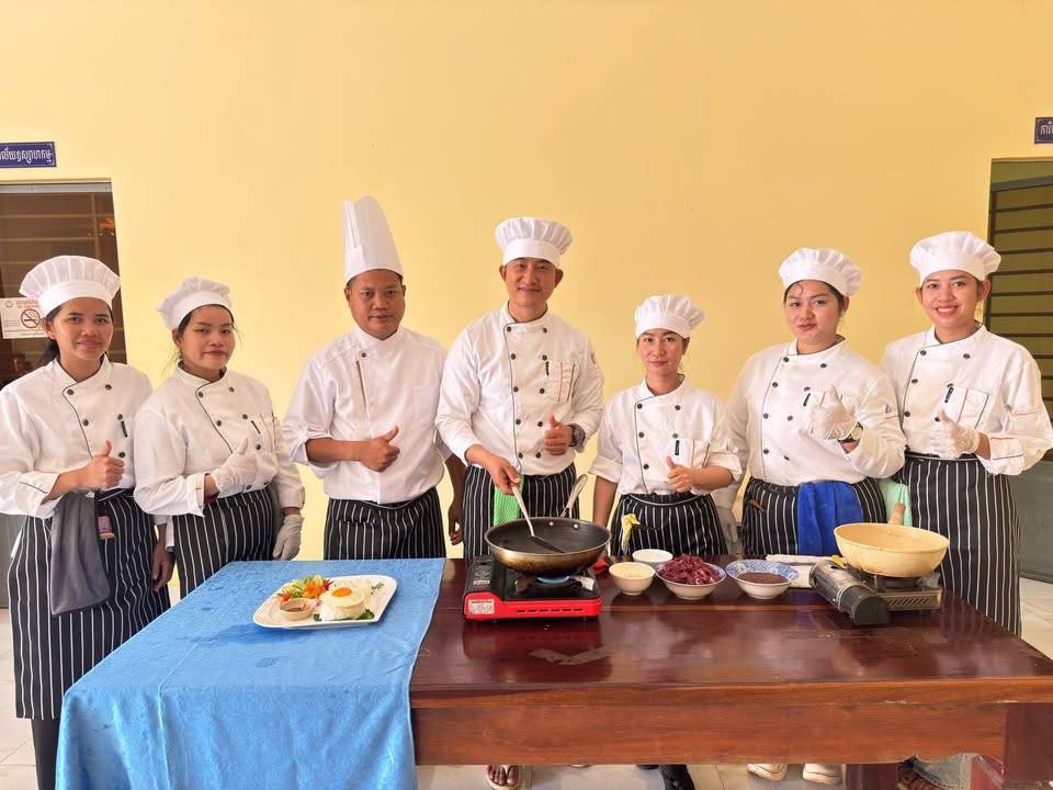 The Stung Treng Provincial Department of Tourism, funded by Swisscontact, successfully concluded a comprehensive vocational training program in Cooking.