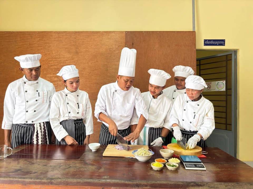 The Stung Treng Provincial Department of Tourism, funded by Swisscontact, successfully concluded a comprehensive vocational training program in Cooking.