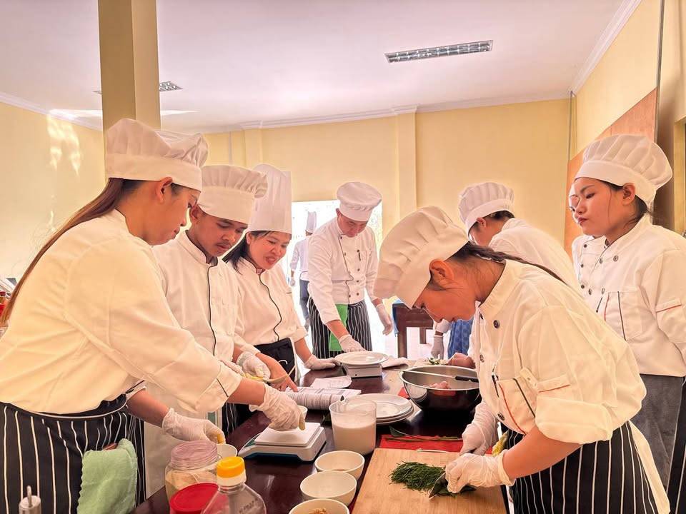 The Stung Treng Provincial Department of Tourism, funded by Swisscontact, successfully concluded a comprehensive vocational training program in Cooking.