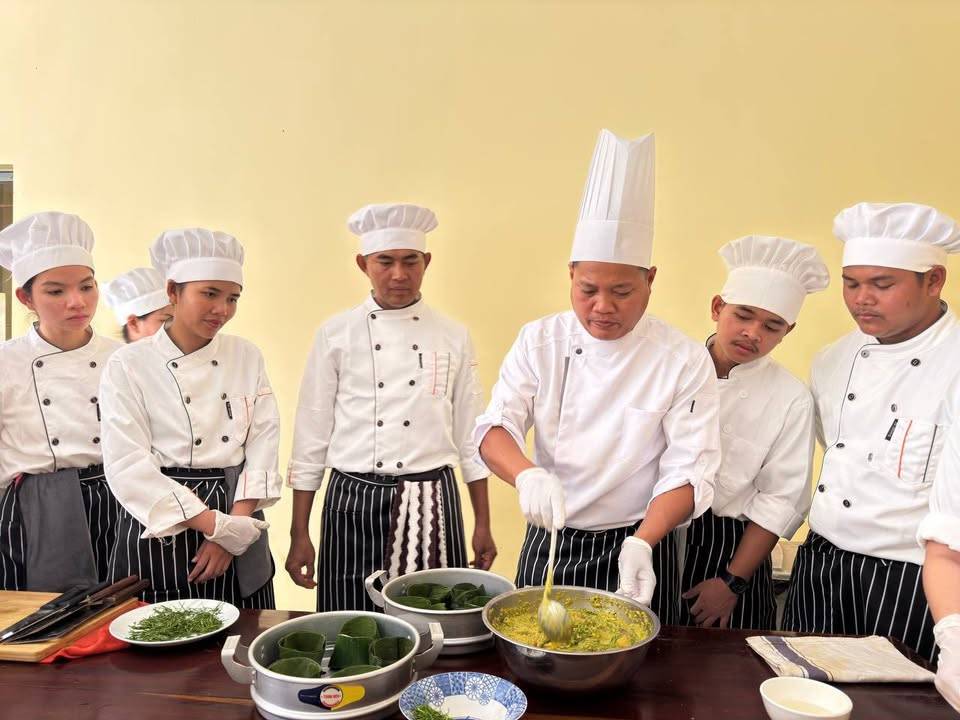 The Stung Treng Provincial Department of Tourism, funded by Swisscontact, successfully concluded a comprehensive vocational training program in Cooking.