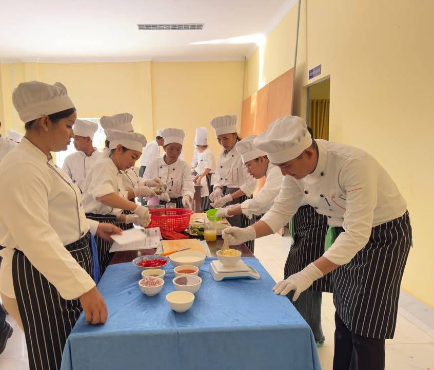 The Stung Treng Provincial Department of Tourism, funded by Swisscontact, successfully concluded a comprehensive vocational training program in Cooking.