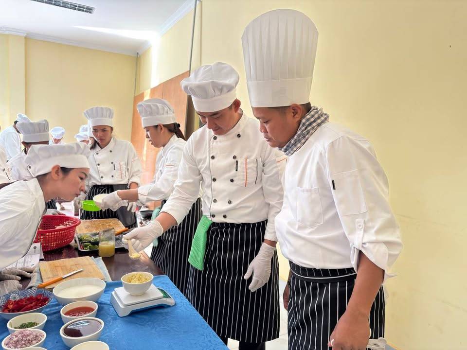 The Stung Treng Provincial Department of Tourism, funded by Swisscontact, successfully concluded a comprehensive vocational training program in Cooking.