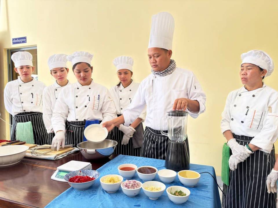 The Stung Treng Provincial Department of Tourism, funded by Swisscontact, successfully concluded a comprehensive vocational training program in Cooking.