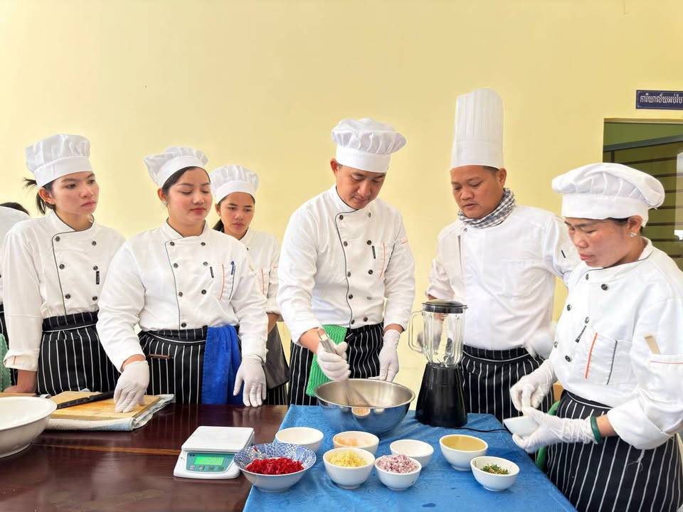 The Stung Treng Provincial Department of Tourism, funded by Swisscontact, successfully concluded a comprehensive vocational training program in Cooking.