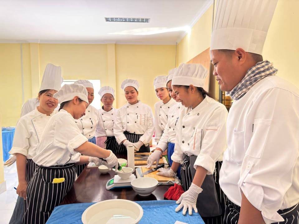 The Stung Treng Provincial Department of Tourism, funded by Swisscontact, successfully concluded a comprehensive vocational training program in Cooking.