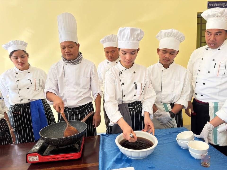 The Stung Treng Provincial Department of Tourism, funded by Swisscontact, successfully concluded a comprehensive vocational training program in Cooking.
