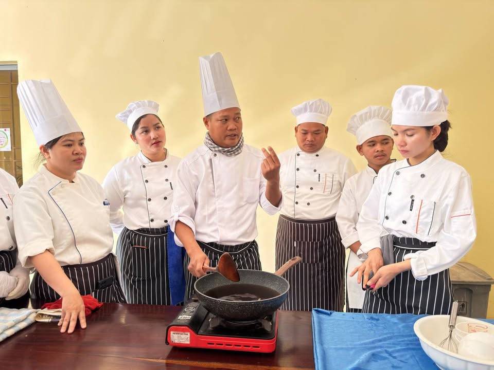 The Stung Treng Provincial Department of Tourism, funded by Swisscontact, successfully concluded a comprehensive vocational training program in Cooking.
