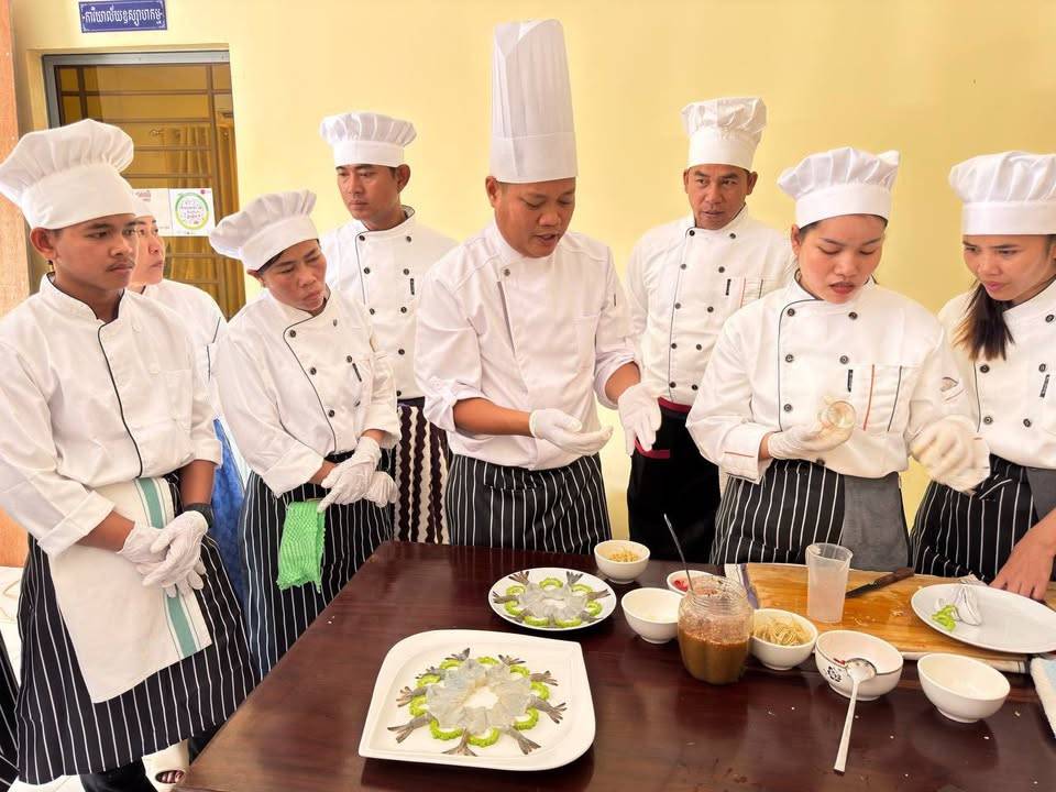 The Stung Treng Provincial Department of Tourism, funded by Swisscontact, successfully concluded a comprehensive vocational training program in Cooking.