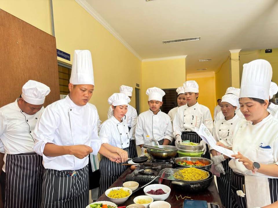 The Stung Treng Provincial Department of Tourism, funded by Swisscontact, successfully concluded a comprehensive vocational training program in Cooking.