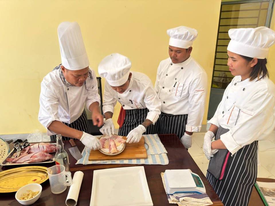The Stung Treng Provincial Department of Tourism, funded by Swisscontact, successfully concluded a comprehensive vocational training program in Cooking.