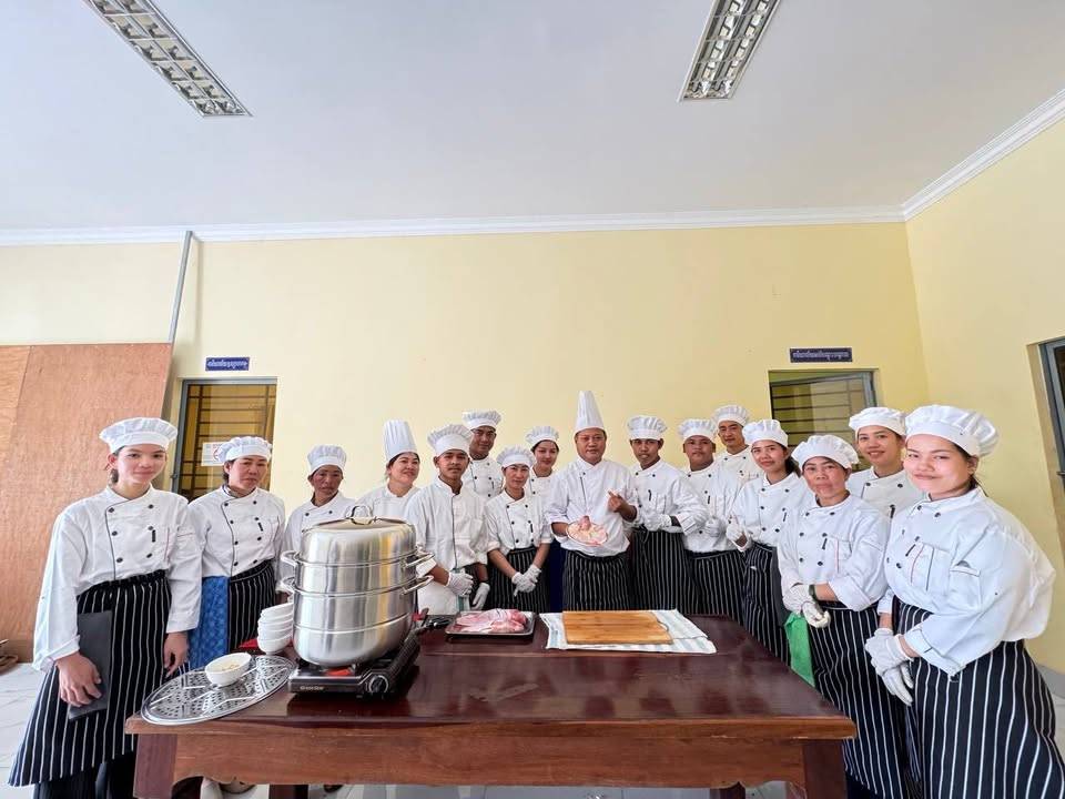 The Stung Treng Provincial Department of Tourism, funded by Swisscontact, successfully concluded a comprehensive vocational training program in Cooking.