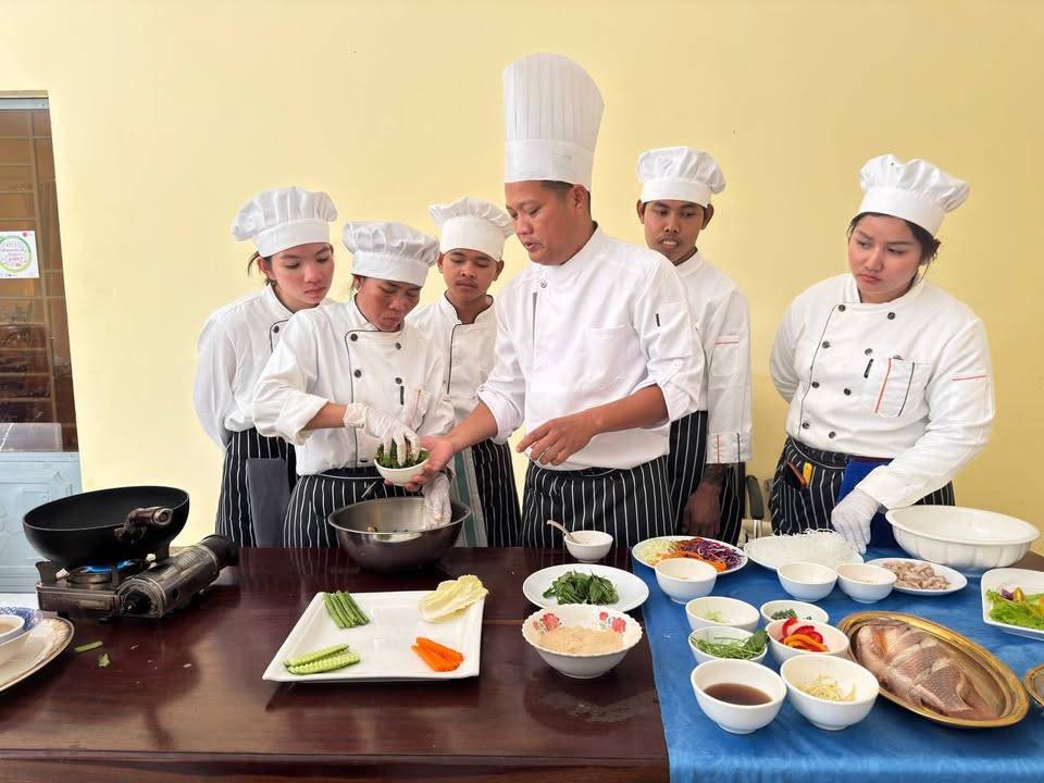 The Stung Treng Provincial Department of Tourism, funded by Swisscontact, successfully concluded a comprehensive vocational training program in Cooking.